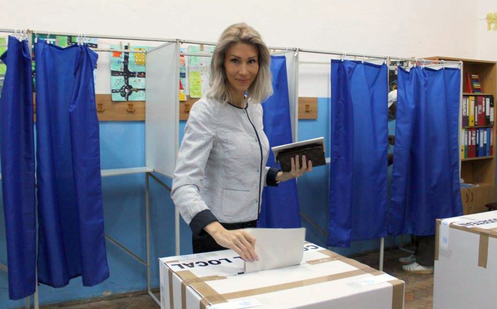 foto - raluca turcan a mers prima la urne. ce a declarat liderul pnl sibiu după votare!