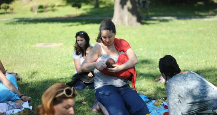 o sibiancă vrea legalizarea alăptatului bebelușilor în public. poți semna și tu petiția