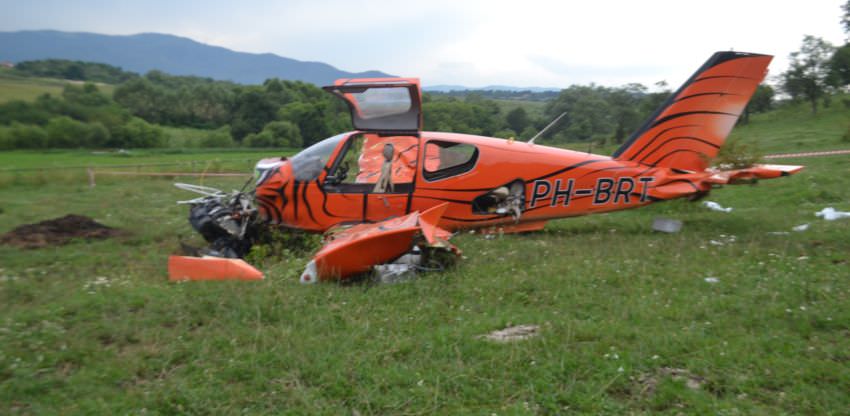 foto avionul căzut pe aerodromul măgura. cum arată aparatul de zbor după accident