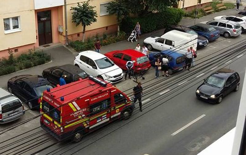 foto – biciclist lovit de un autoturism pe maramureșului. l-a aruncat peste două mașini