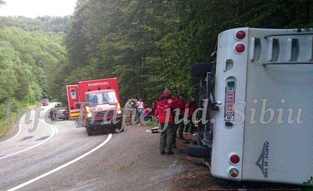 update foto - accident pe transfăgărășan. rulotă răsturnată, doi cetățeni belgieni răniți