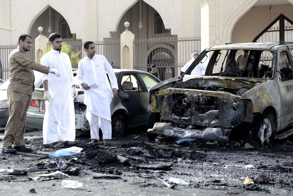 video – atac sinucigaș lângă cea mai sacră moschee din lume. cel puțin trei persoane au murit