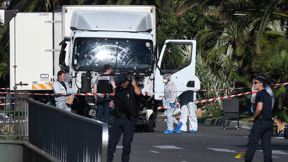 video: camionul groazei a fost evacuat de pe promenada englezilor din nisa, scena carnagiului