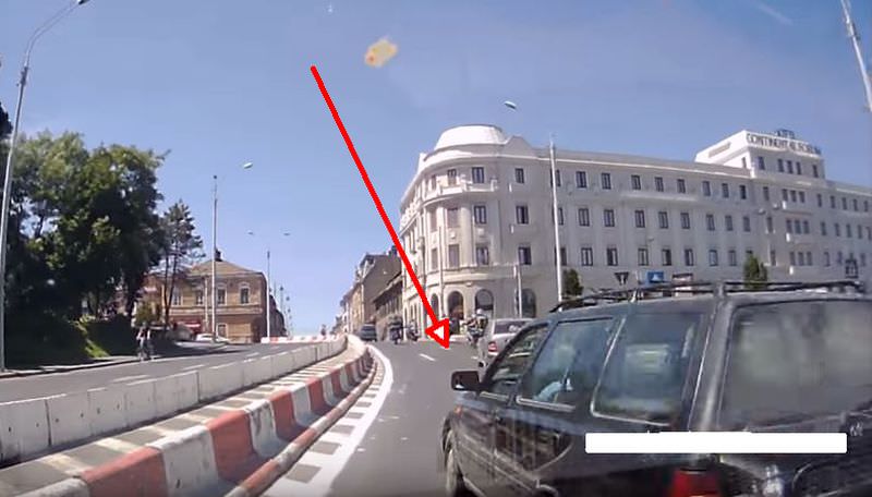 video accident intenționat în piața unirii din sibiu. a intrat direct în cealaltă mașină