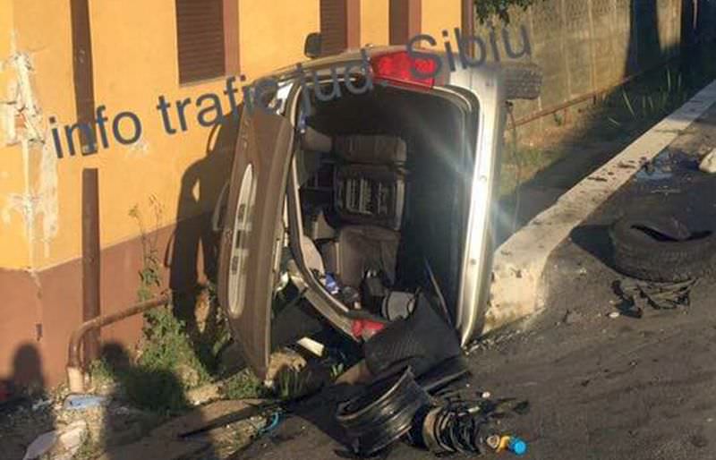 foto – accident spectaculos cu doi răniți pe dn1 la săcel. o mașină a intrat în zidul unei case