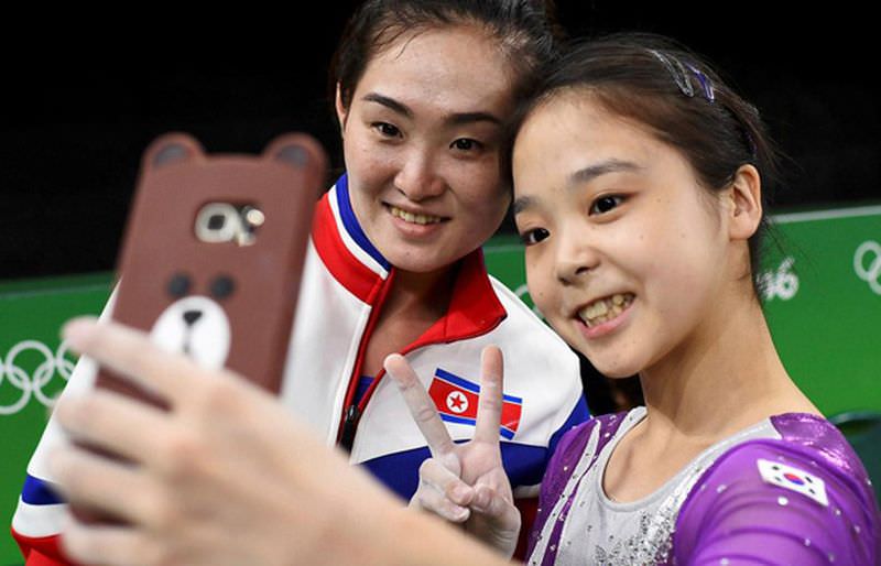 moment emoționant la rio. două gimnaste din coreea de nord și coreea de sud au făcut un selfie împreună