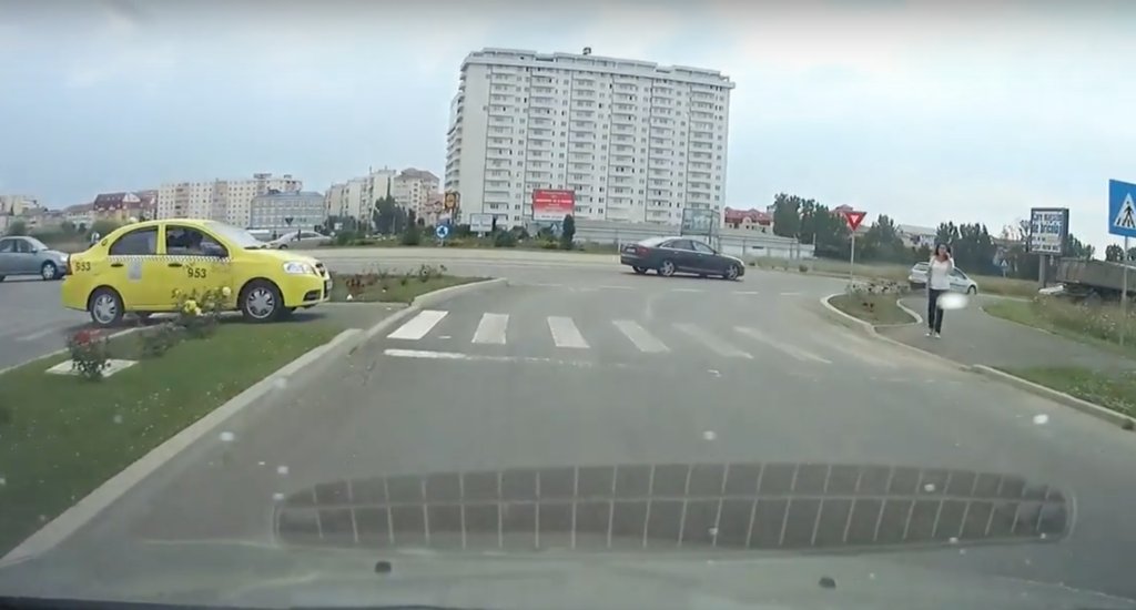 VIDEO - Încă un taximetrist ”model” la Sibiu. Circulă pe trecerea de pietoni