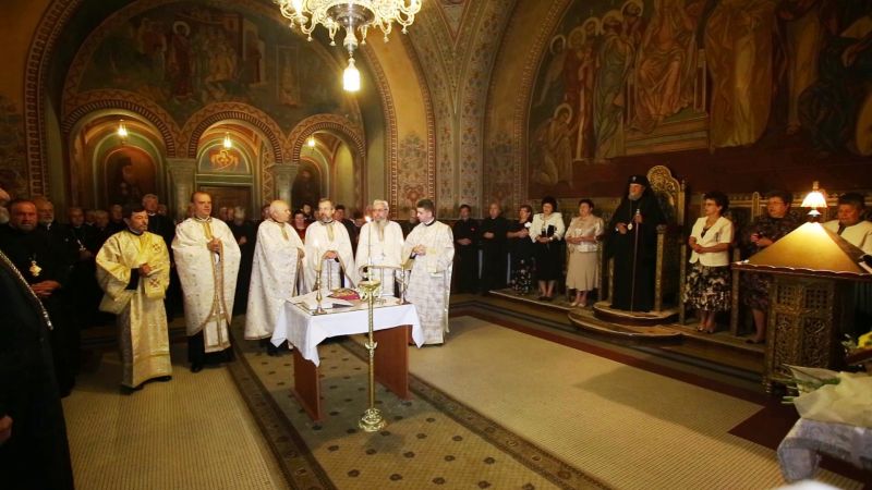 foto – momente emoționante la catedrala mitropolitană din sibiu. s-au reîntâlnit după 40 de ani