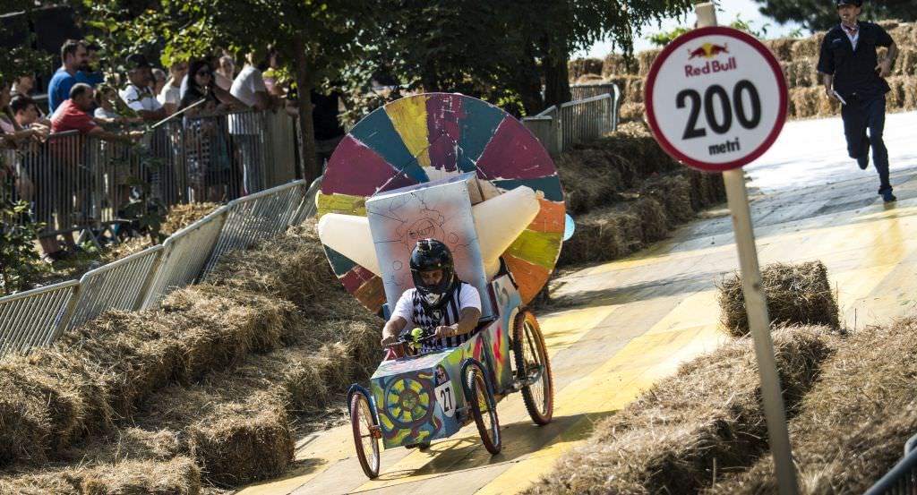 FOTO - Zeci de mașini artizanale inclusiv din Sibiu au făcut spectacol la cel mai nonconformist ”raliu”din România