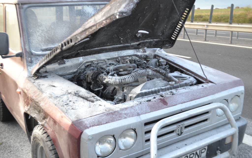 foto – mașină în flăcări pe autostrada a1 la ieșirea spre săliște. un aro a luat foc în mers