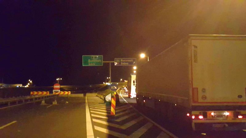 accident pe autostrada orăștie - sibiu cu trei tir-uri implicate. traficul a fost deviat pe dn7