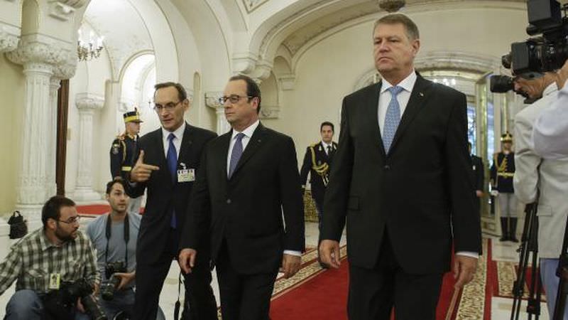 video - președintele franței în vizită în românia. a fost primit cu onoruri militare