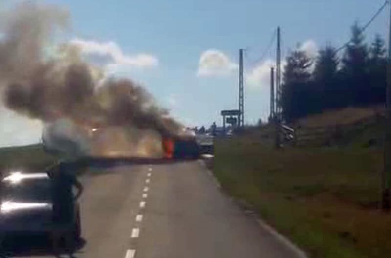 video – mașină în flăcări în apropiere de stațiunea păltiniș. a luat foc în mers