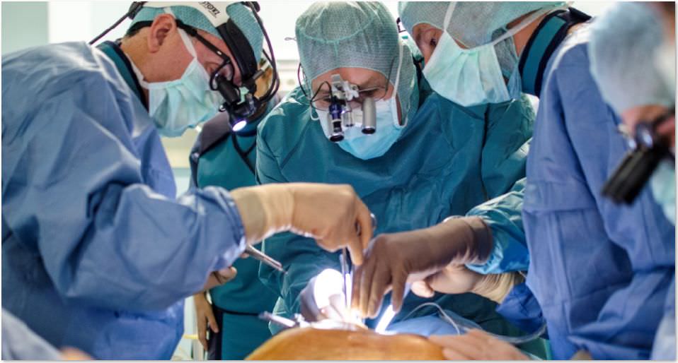 premieră națională la sibiu - pacient salvat cu ajutorul unei intervenţii chirurgicale minim invazive