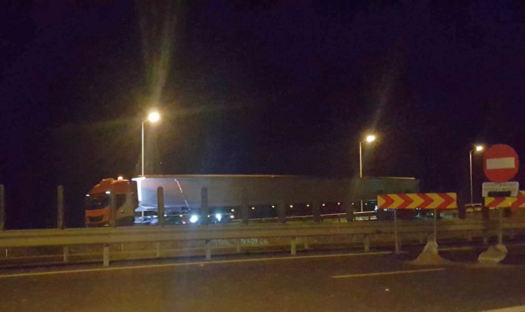 video – foto autostrada orăştie – sibiu blocată de un transport agabaritic impresionant