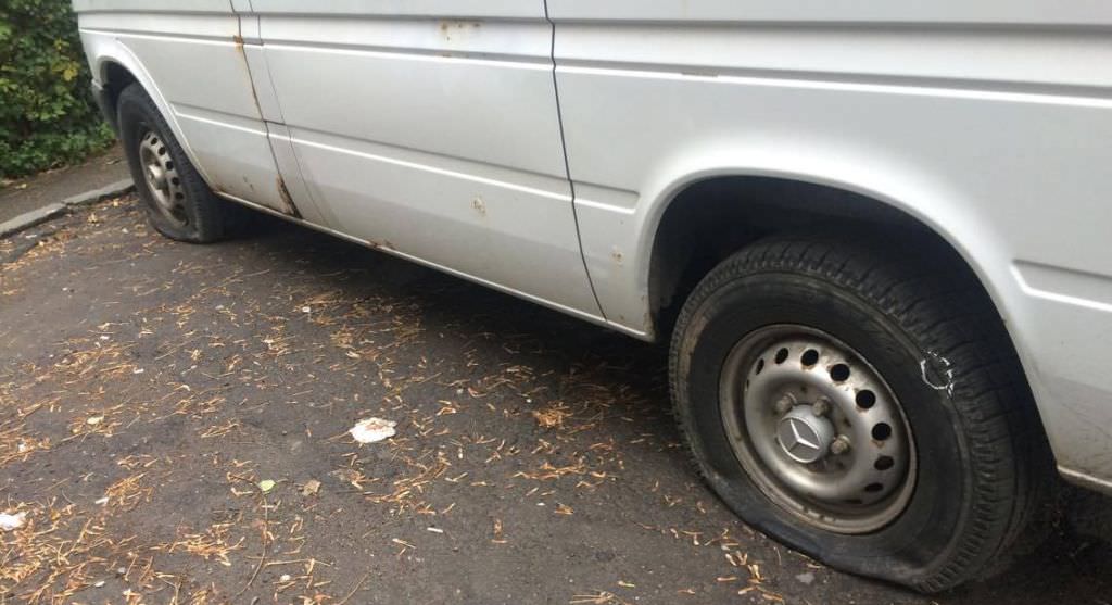 foto – nouă mașini vandalizate pe calea dumbrăvii. au anvelopele înțepate și sunt zgâriate