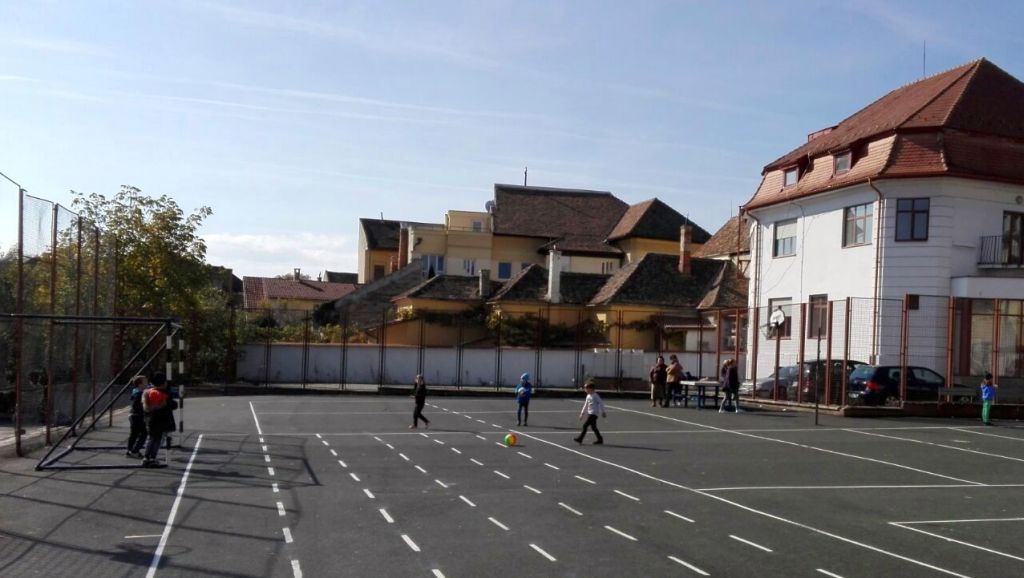 curțile mai multor școli din sibiu se deschid pentru activități sportive. lista cu acestea și în ce condiții le putem utiliza