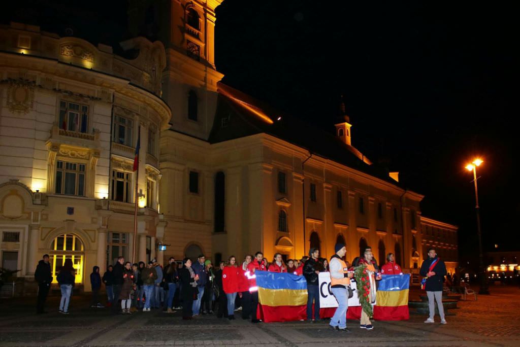 foto - marş pentru victimele din #colectiv. sute de sibieni au venit în centrul oraşului