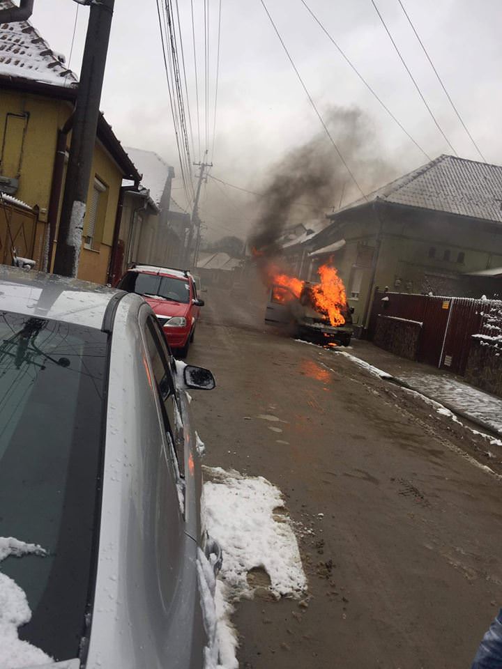 foto - incendiu auto pe strada eschile din sibiu