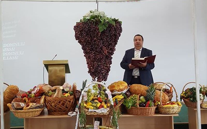 video foto dezmăț la sărbătoarea recoltei pentru regele dorin cioabă. strugure gigant adus la biserică