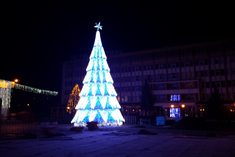 pregătiri pentru sărbătorile de iarnă la mediaș. târg de crăciun în centrul istoric