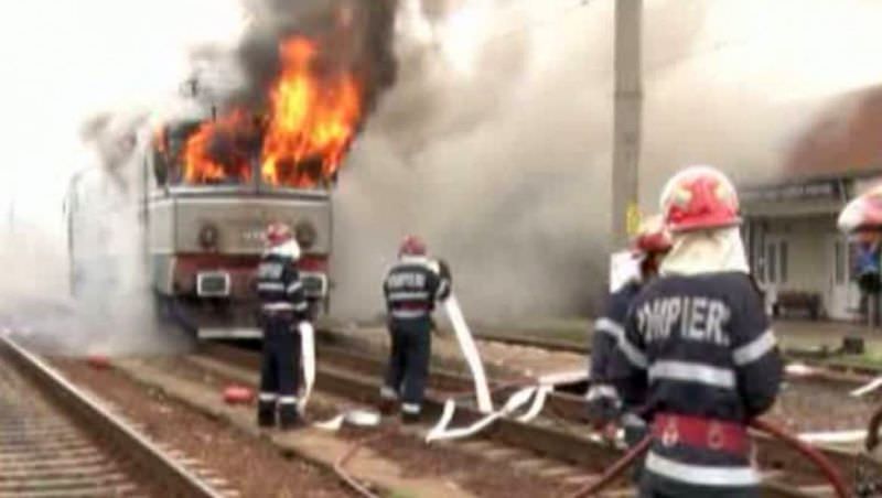 locomotiva unui tren care circula pe ruta sibiu - piatra olt a luat foc. pasageri evacuati