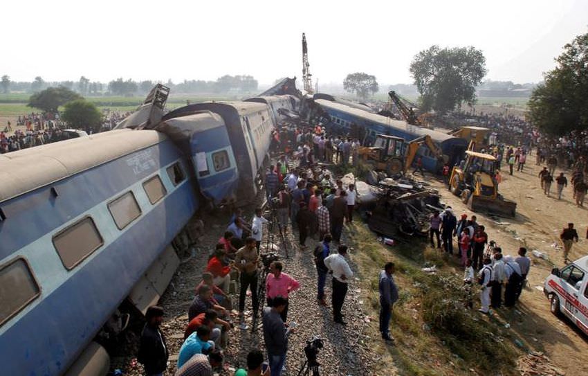 video - foto accident feroviar în india. aproape 100 de oameni au murit după ce un tren a deraiat