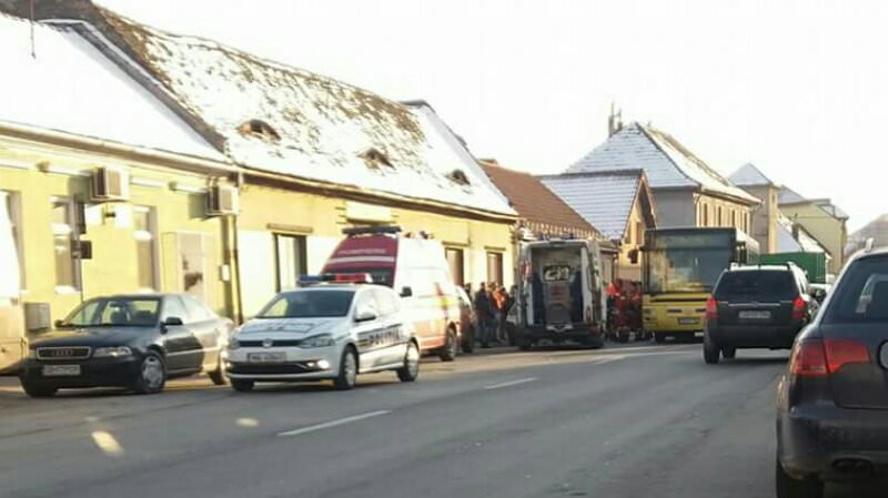 update foto accident pe strada lungă din sibiu. un autobuz implicat și doi pasageri răniți