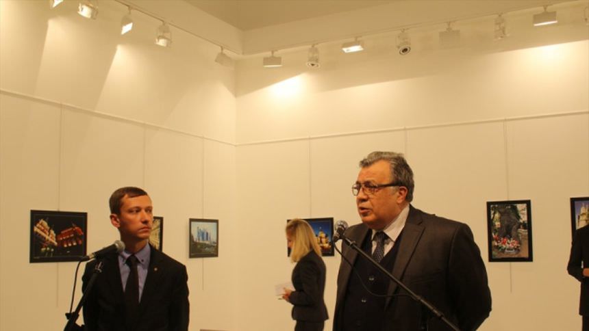 video foto ambasadorul rusiei în turcia împușcat mortal la o expoziție de artă (atenție imagini cu impact emoțional)