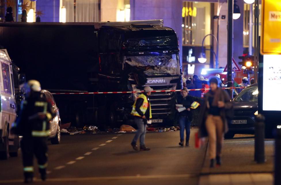 atentatul terorist din berlin - facebook a activat funcția ”safety check”. nouă oameni au murit și cel puțin cincizeci sunt răniți