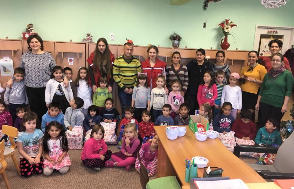 foto – crucea roșie a adus bucurie în sufletele a zeci de copii și familii nevoiașe din sibiu