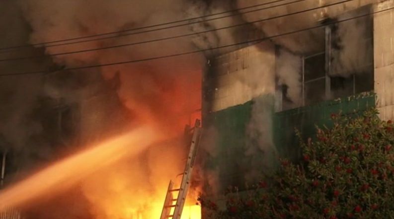 video – nouă morți și zeci de dispăruți după ce un club de noapte a fost cuprins de un incendiu