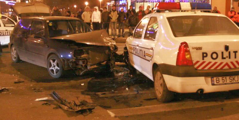 accident cu mașină de poliție tamponată. un șofer beat și fără permis e autorul