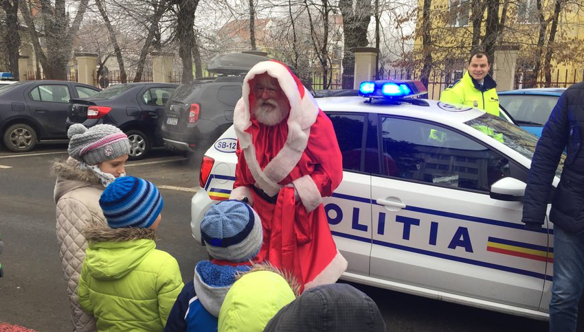video foto - moș crăciun a ajuns la sibiu cu mașina poliției. zeci de copii l-au așteptat