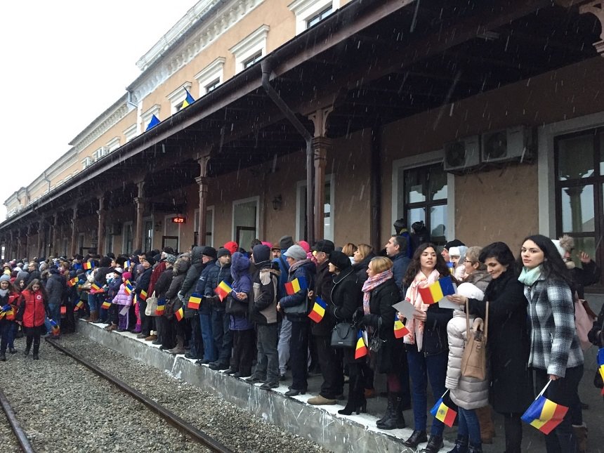 video foto – trenul regal întâmpinat cu covor roșu și de sute de oameni în gara sibiu