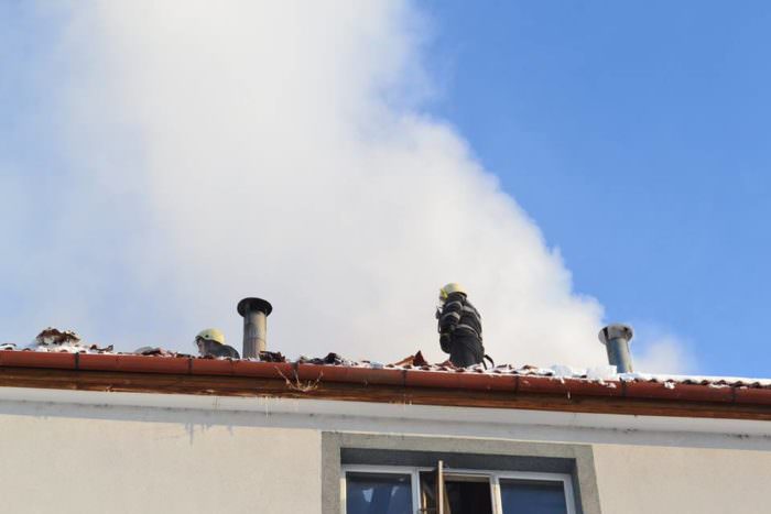 update foto incendiu la carmangeria kapa de pe calea turnișorului. acoperișul unei hale cuprins de flăcări