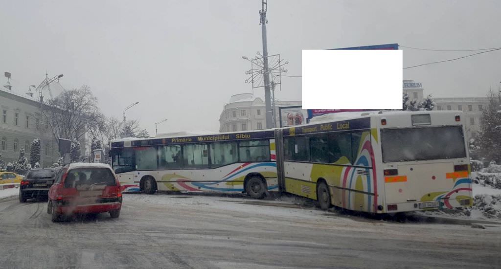 foto – autobuz ieșit în decor în piața unirii. a ratat giratoriul din cauza drumului necurățat