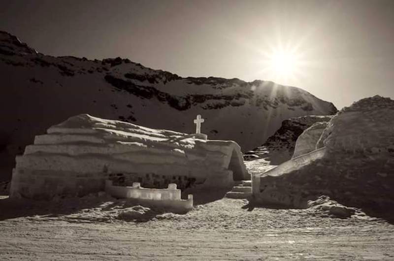 vineri se sființește cea de a 10-a biserică de gheață de la bâlea lac