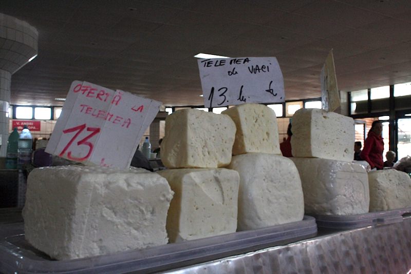 sibiancă amendată într-o piață din brăila. i-au confiscat și brânza
