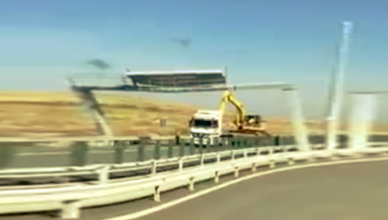video – dorel ’’lovește’’ pe autostrada sibiu – orăștie. a dărâmat un panou electronic