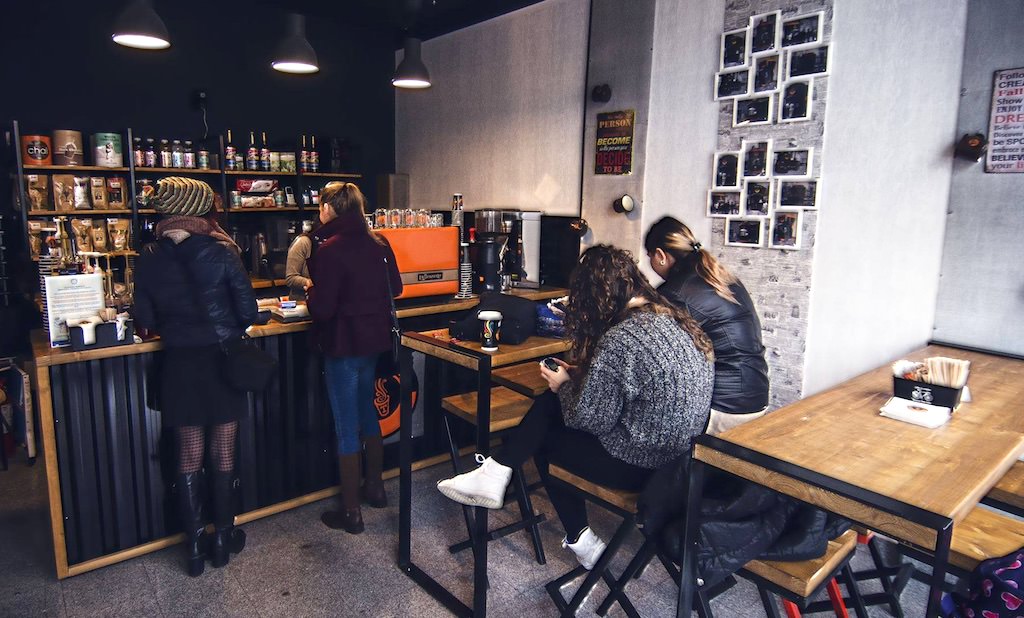 unul din cele mai cunoscute lanțuri de cafenele din românia se extinde la sibiu în acest an