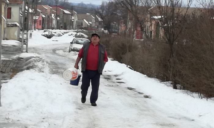 video foto situație disperată pentru locuitorii din coveș. nu au apă de o săptămână