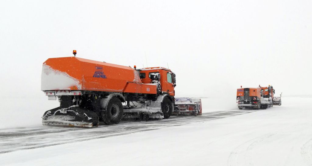 update foto - iarna dă peste cap și zborurile de pe aeroportul internațional sibiu. întârzieri la mai multe zboruri. lista cu acestea