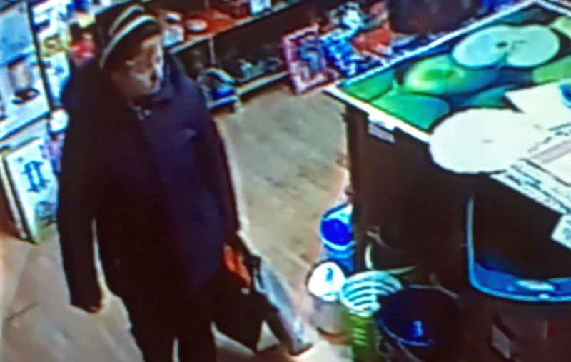 video – bătrânică la furat într-un magazin pe magheru din sibiu. iată cum acționează
