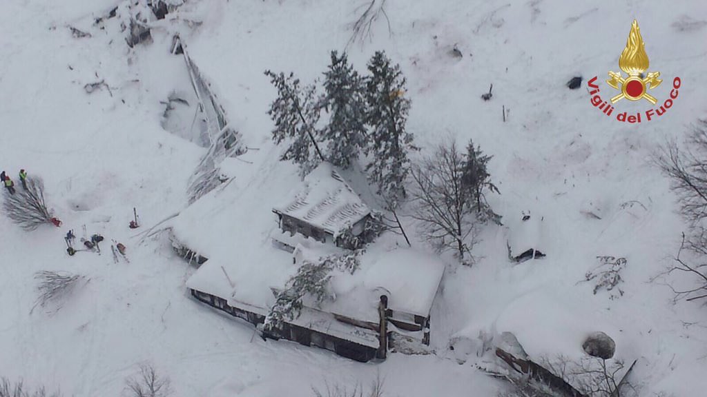 trei români printre turiștii cazați în hotelul distrus de avalanșa din italia