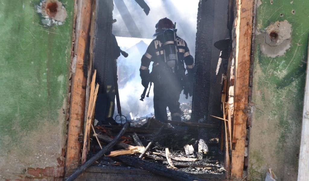 video – incendiu puternic la mediaș. trei locuințe afectate