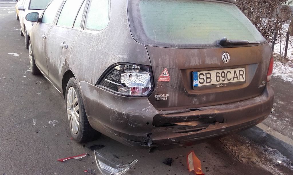 foto - mașină lovită pe strada hipodromului. autorul a fugit de la fața locului