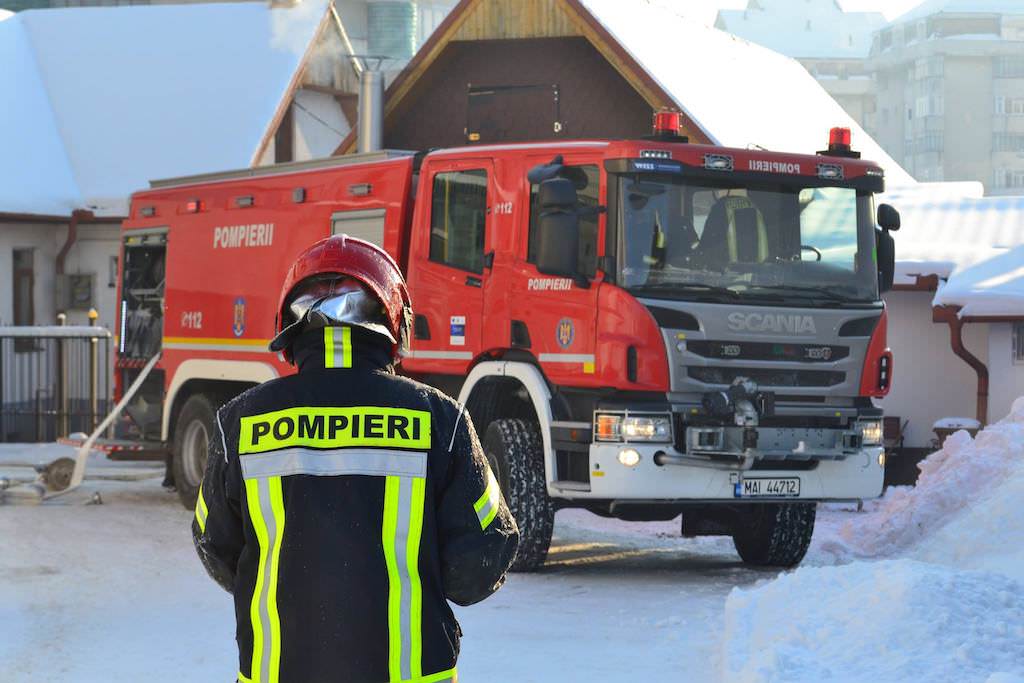 foto - intervenții ale pompierilor sibieni la temperaturi extreme de minus 29 grade. două incendii marți dimineață