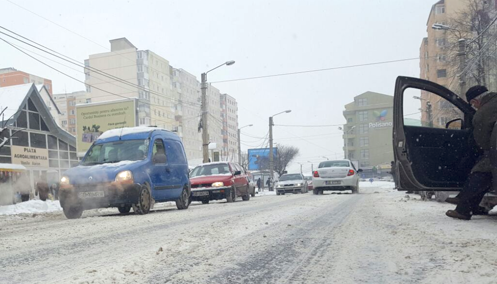 video foto – trafic de coșmar în sibiu. ninge din nou iar străzile arată jalnic. tu ce părere ai?