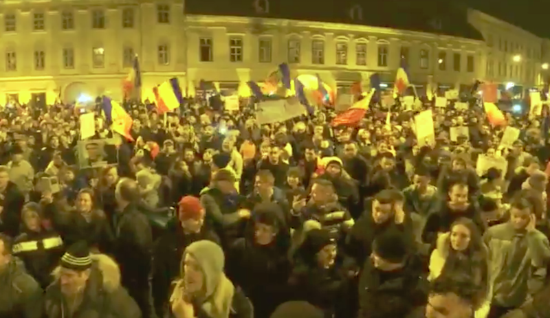 VIDEO SUPERB – Galeria lui CSU și peste 20.000 de oameni cântă ’’Acolo este țara mea’’ în Piața Mare. Sibiu #rezistam!